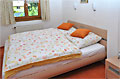 Schlafzimmer mit Doppelbett